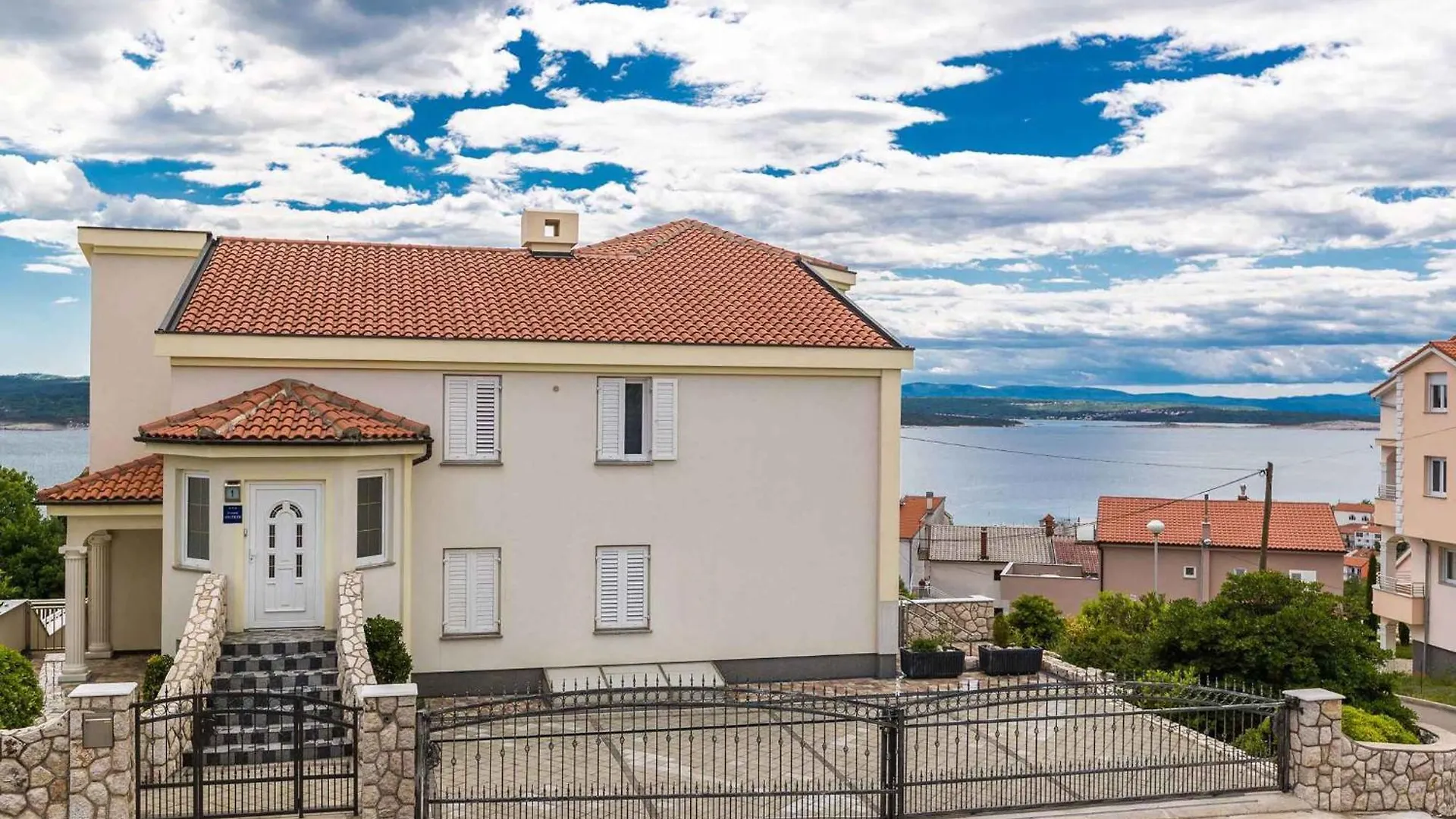 Apartments In Crikvenica 5517 0*,